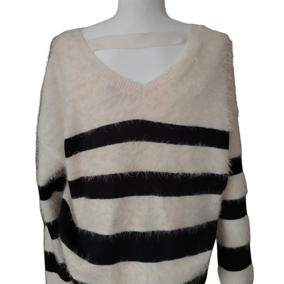 DKNY White & Black Fuzzy Striped Oversized Sweater M - Picture 2 of 11
